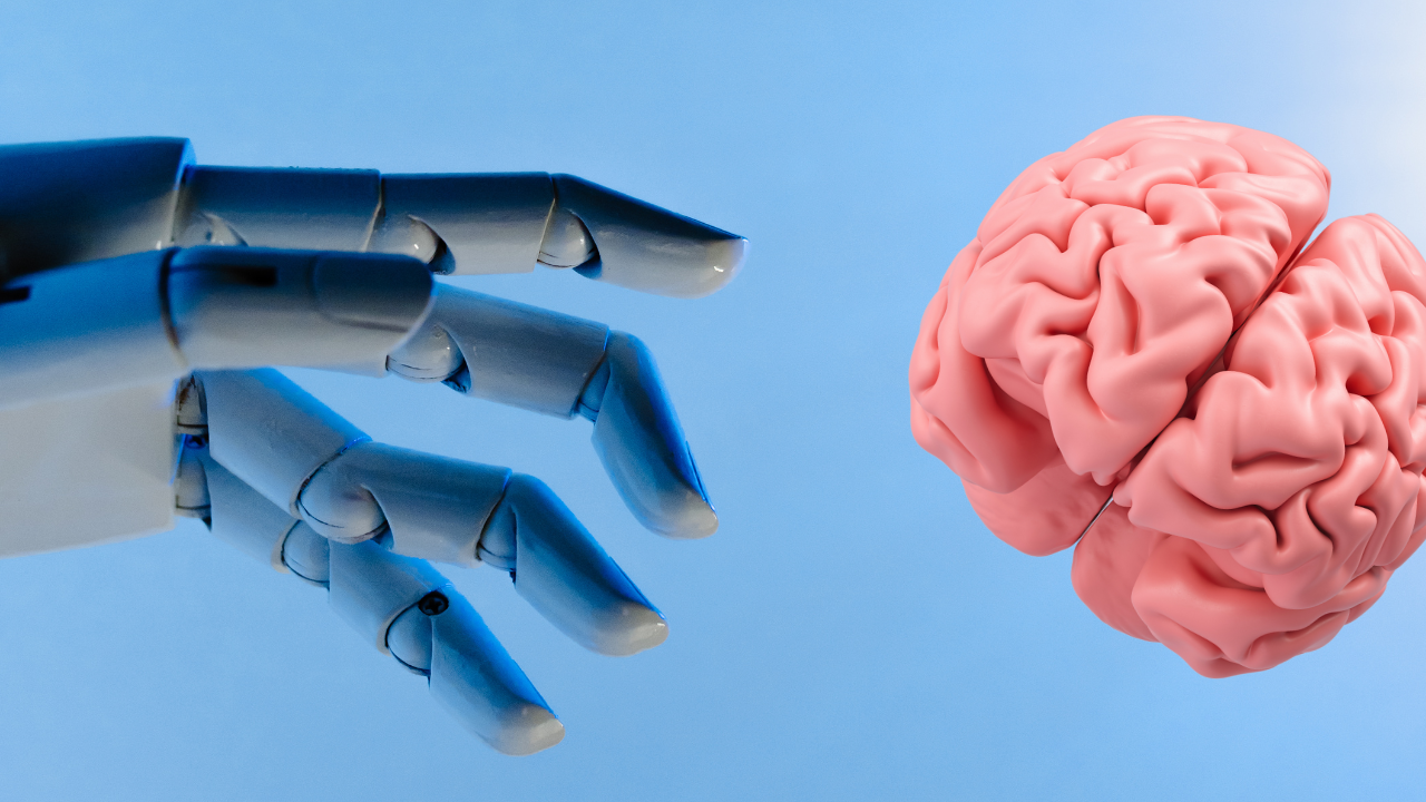 Mão robótica alcançando um cérebro humano