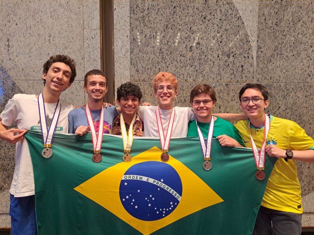 Matheus Alencar de Moraes, junto com os outros medalhistas da Olimpíada Internacional de Matemática.