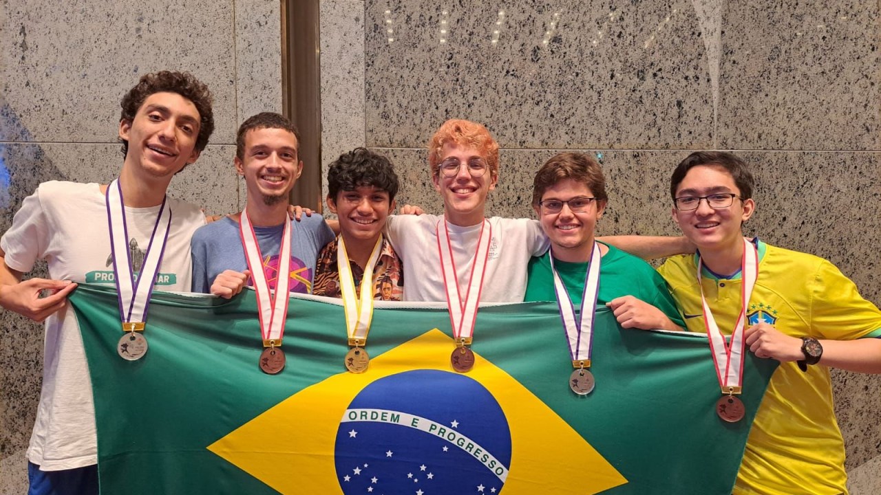 Matheus Alencar de Moraes, junto com os outros medalhistas da Olimpíada Internacional de Matemática.