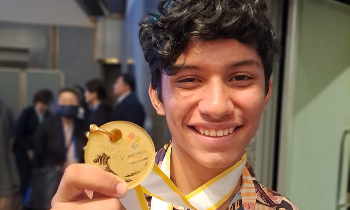 Matheus Alencar de Moraes, de 16 anos, com sua medalha de ouro na Olimpíada Internacional de Matemática