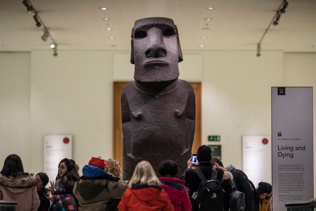 Turistas tiram fotos com escultura da Ilha da Páscoa no Museu Britânico