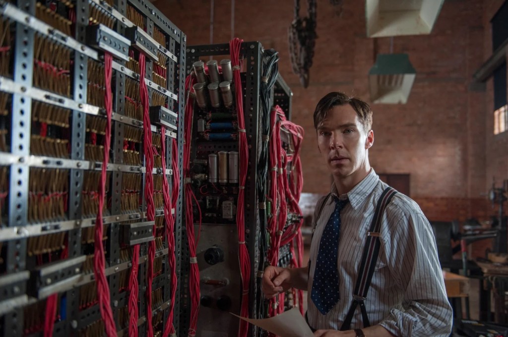 Cena do filme "O Jogo da Imitação", sobre o cientista Alan Turing, pioneiro da computação.