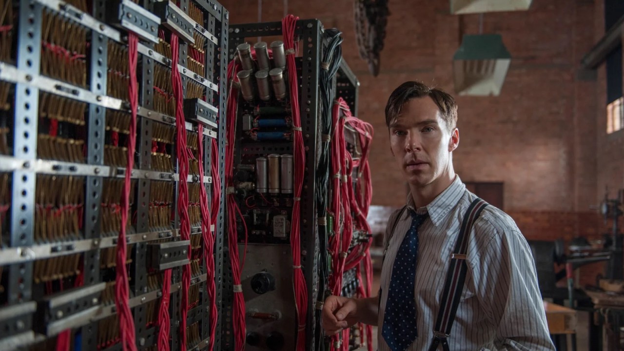 Cena do filme "O Jogo da Imitação", sobre o cientista Alan Turing, pioneiro da computação.