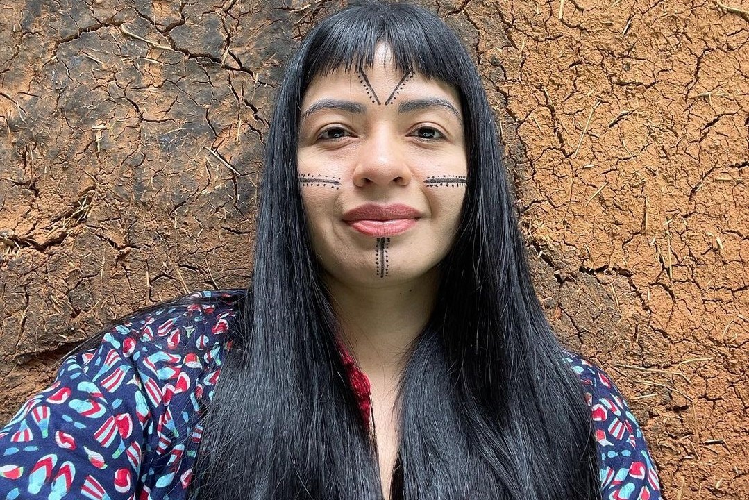escritora indígena trudrua dorrico com cabelos pretos e lisos e rosto pintado com desenhos em preto