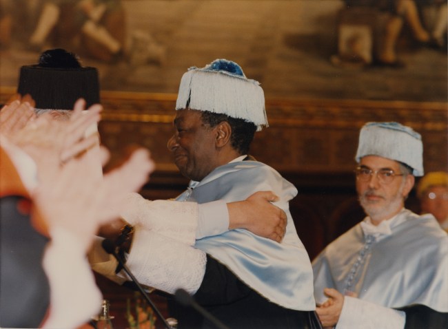 Milton Santos recebe o título honoris causa da Universidade de Barcelona, 1996.