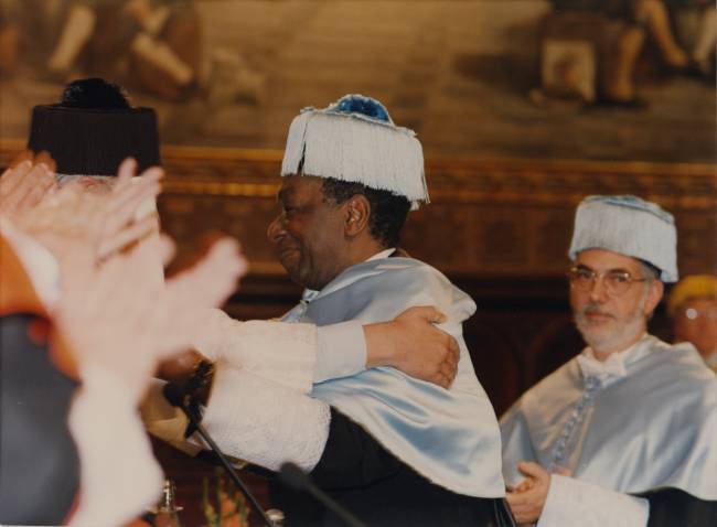 Milton_Santos_Honoris_Causa_UniversidadedeBarcelona_Foto_J_B_Conti Milton Santos recebe o título honoris causa da Universidade de Barcelona, 1996.
