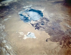 Em meio a uma região árida, o mar de Aral, na Ásia Central, vem encolhendo nas últimas décadas