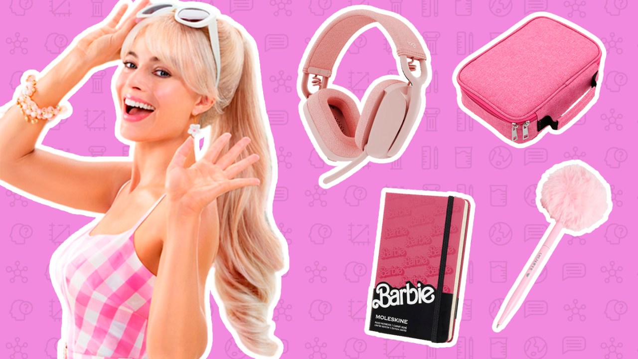 Montagem com a atriz Margot Robbie como a boneca Barbie, ao lado de um fone de ouvido, caneta, caderneta e estojo.