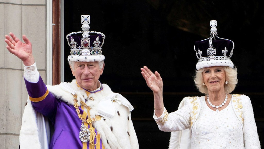 Rei Charles III e a Rainha Regente Camilla, no balcão do palácio.