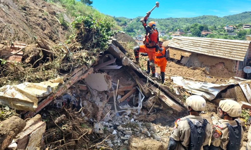 Bombeiros trabalham em deslizamento de terra em São Gonçalo (RJ)
