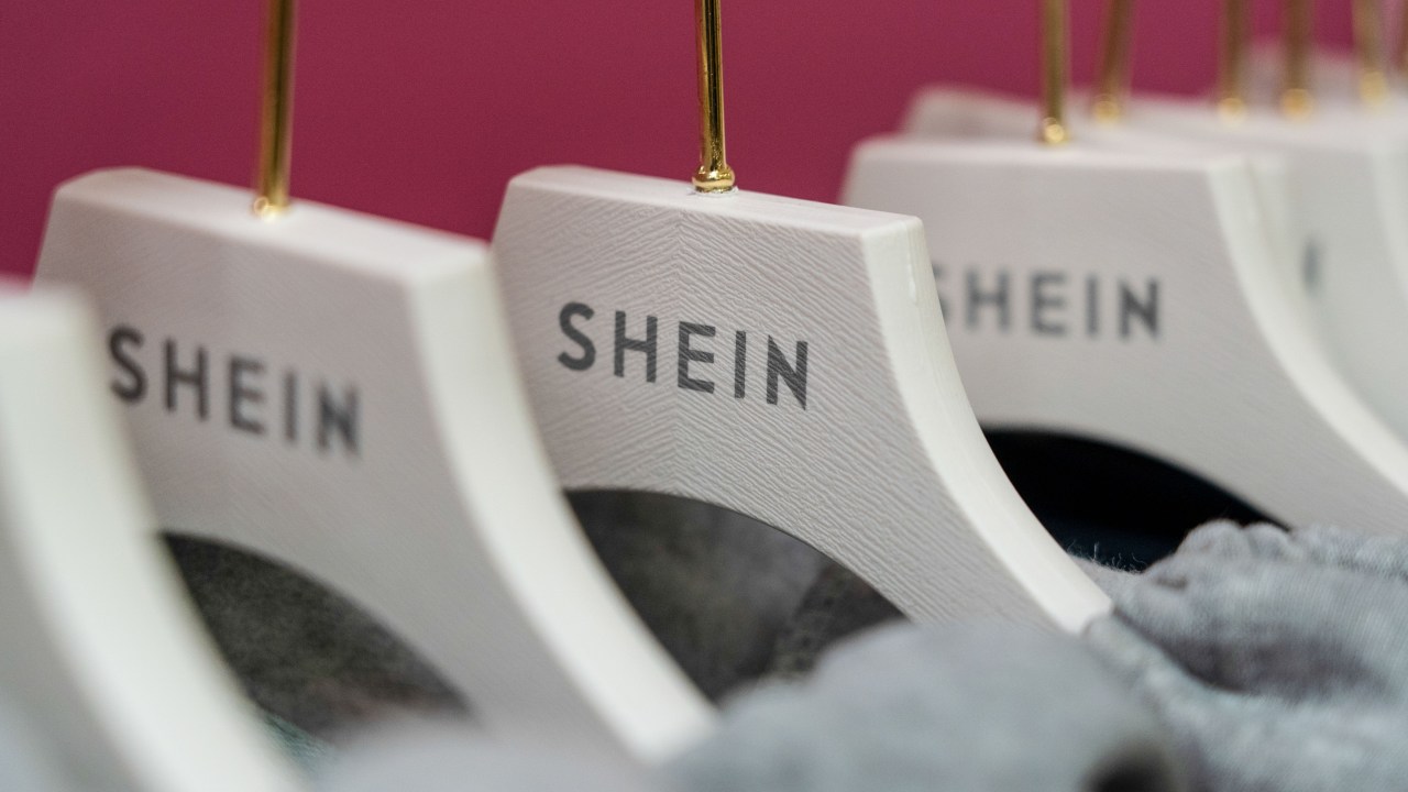 Cabide da Shein em uma loja na Irlanda: a marca atende o mundo inteiro com uma velocidade incomparável