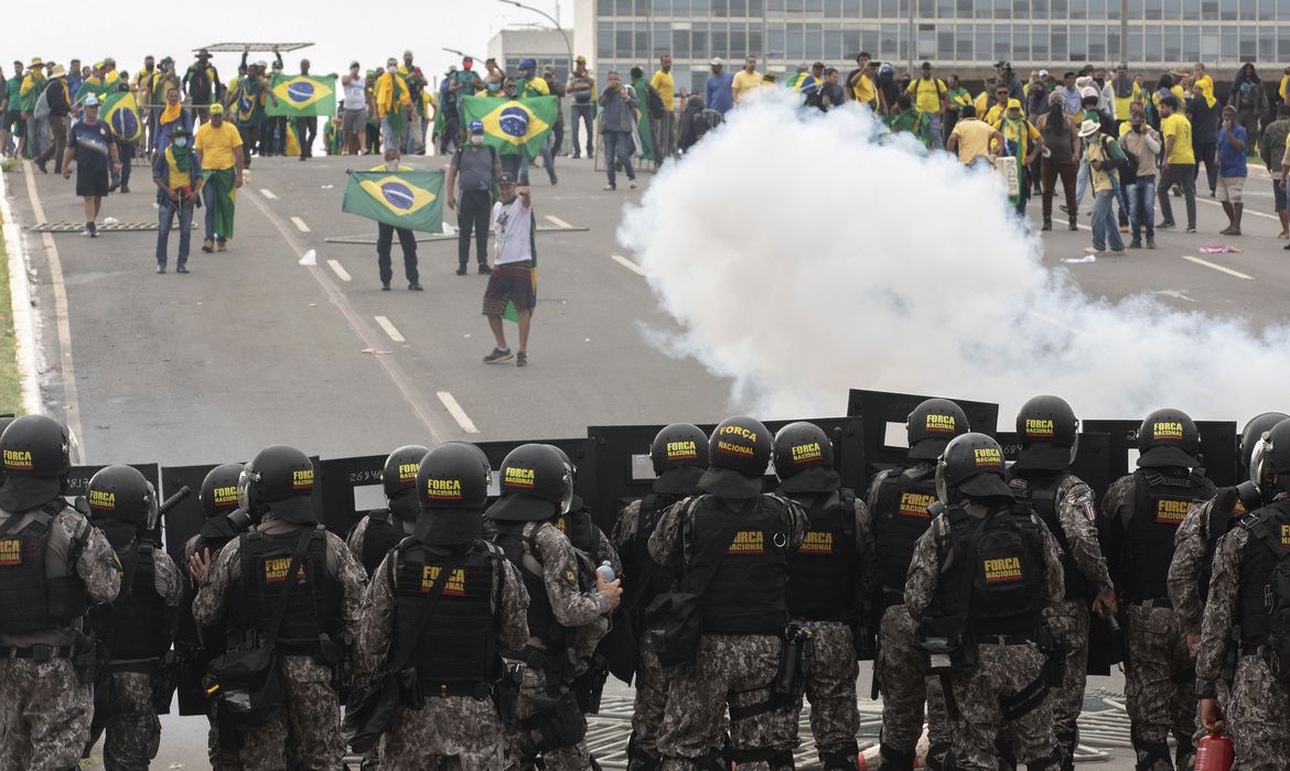 polícia tenta conter multidão em invasão às sedes dos três poderes, em Brasília (DF).