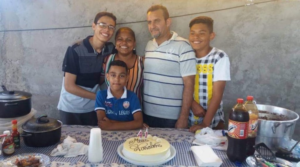 Lyncoln, sua mãe, padrasto e dois irmãos em uma mesa de aniversário