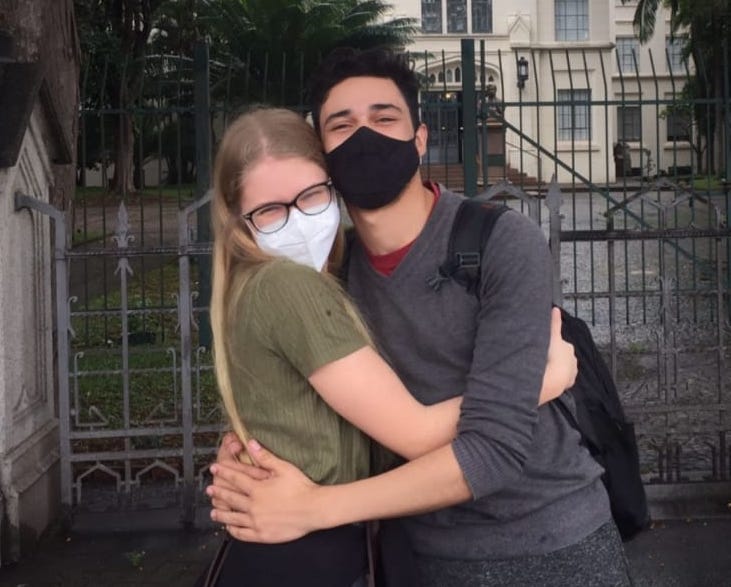 Lyncoln abraçando uma amiga, os dois usam máscara