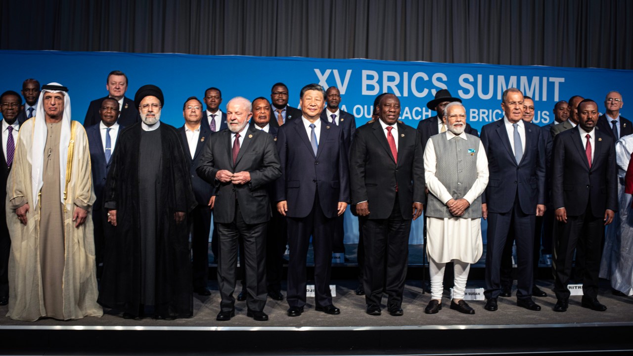 Encontro dos BRICS em Conferência na África do Sul, em agosto de 2023, no qual foram convidados novos países membros: Argentina, Egito, Etiópia, Irã, Emirados Árabes Unidos e Arábia Saudita.