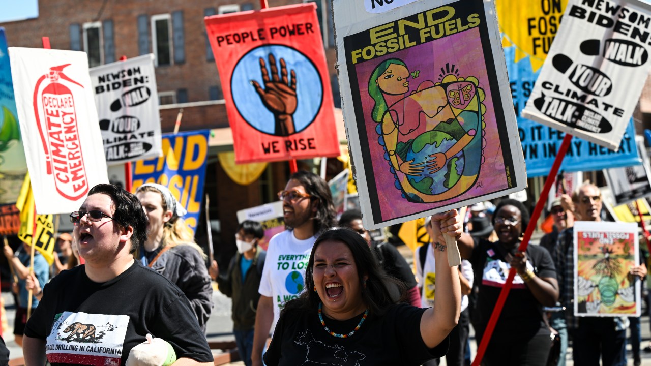 Ativistas pelo clima em protesto em Sacramento, na Califórnia, em 17 de setembro de 2023.