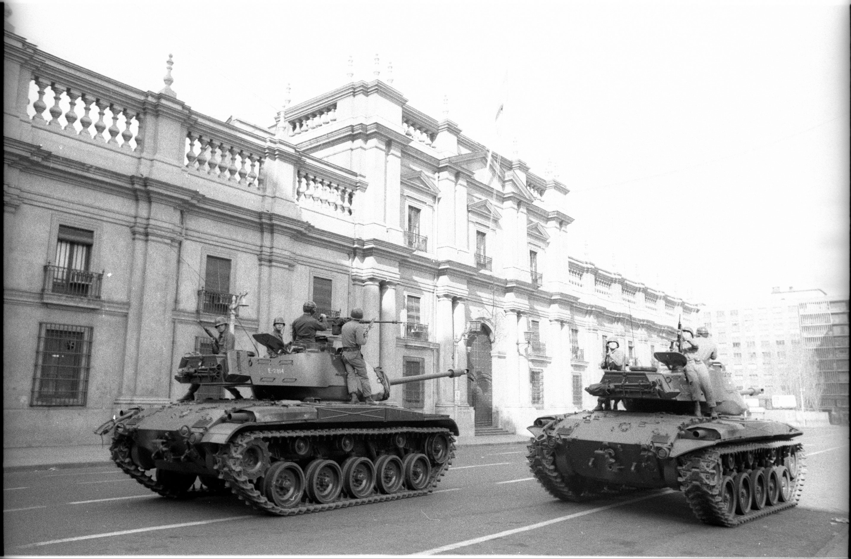 Tanques do Exército cercam o Palácio de La Moneda, sede do governo civil eleito que deveriam defender, em 11 de setembro de 1973. O presidente Salvador Allende saiu do palácio sem vida