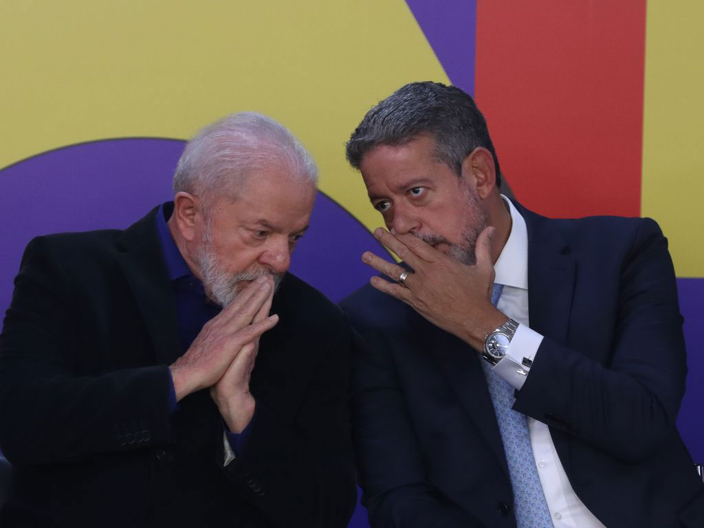 O presidente Lula conversa com o presidente da Câmara, Arthur Lira, na cerimônia de sanção da política de salário mínimo, em 28 de agosto de 2023