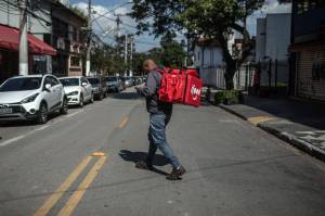 Entregador de comida em São Paulo: trabalho sem vínculo empregatício e sem garantias trabalhistas (foto de 1º/4/2020)