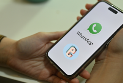 celular com o logo do whatsapp e guia do estudante