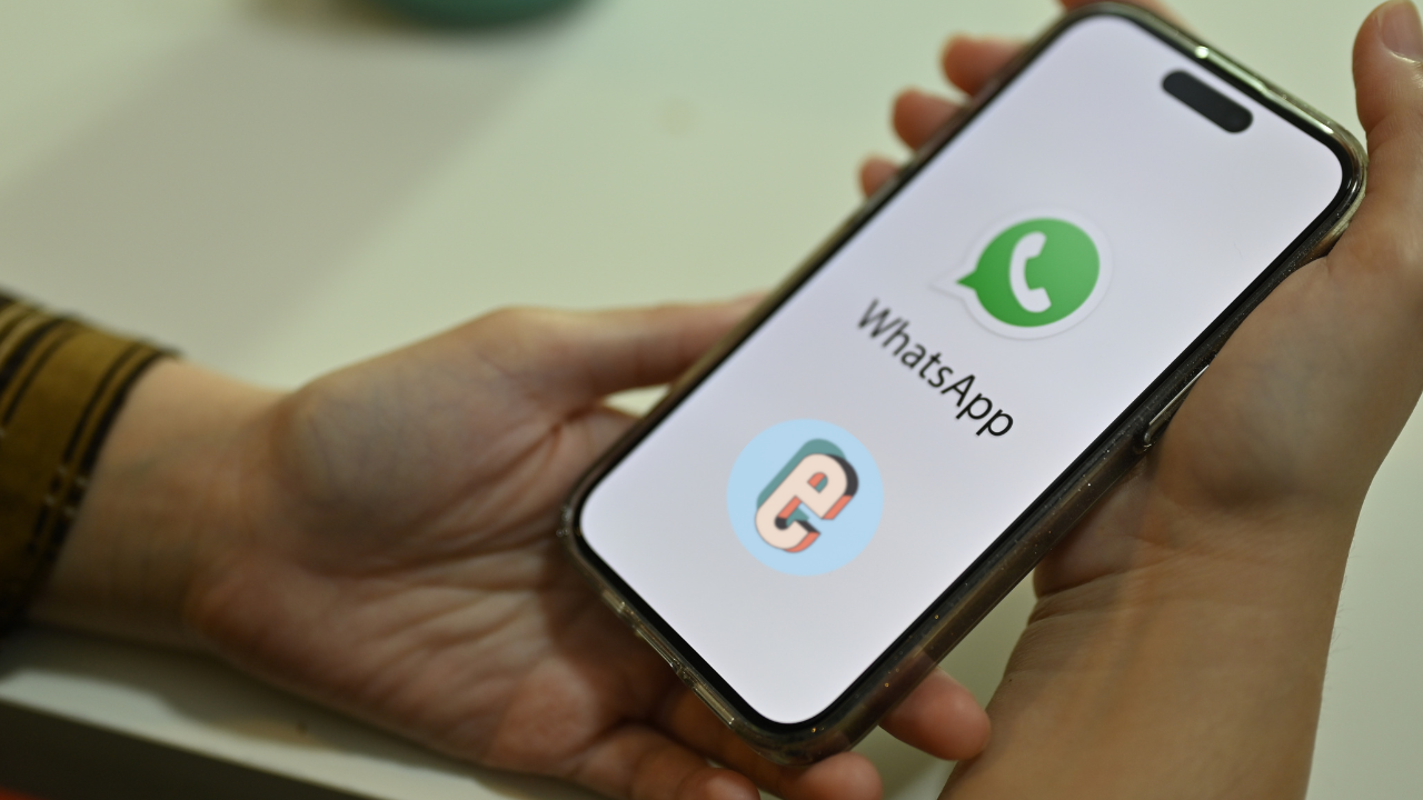 celular com o logo do whatsapp e guia do estudante