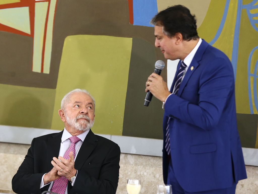 Governo planeja criar bolsa e poupança para estudantes do Ensino Médio