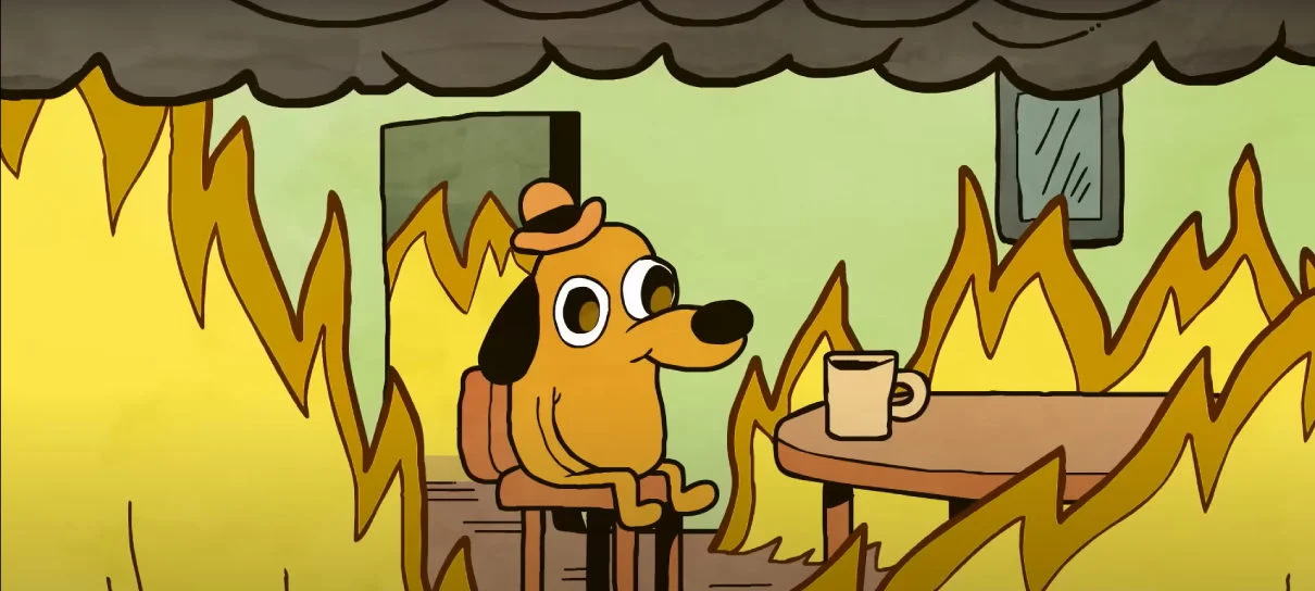 Meme do cachorro em uma sala pegando fogo