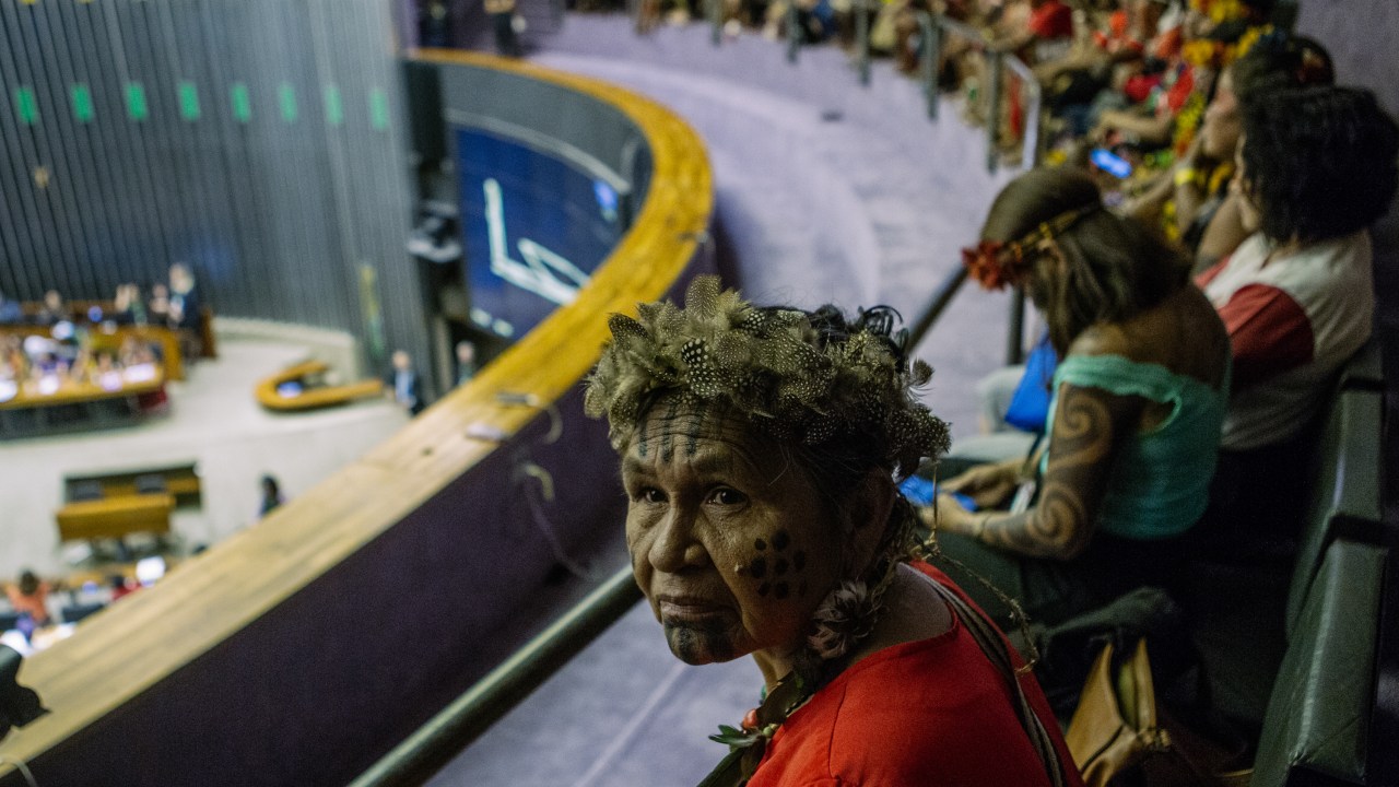 Mulheres indígenas protestam no Congresso para que seus territórios sejam respeitados. 13 de agosto de 2019.
