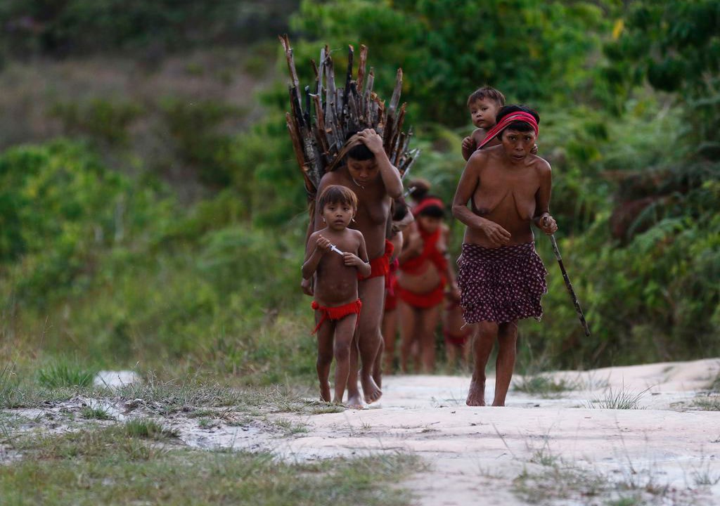 Mulheres e crianças yanomami em Surucucu, na Terra Indígena Yanomami