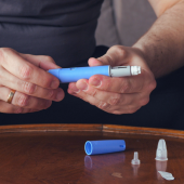 Homem segurando remédio ozempic