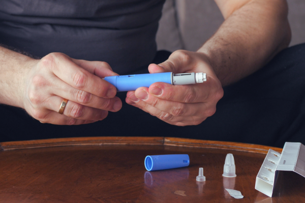 Homem segurando remédio ozempic