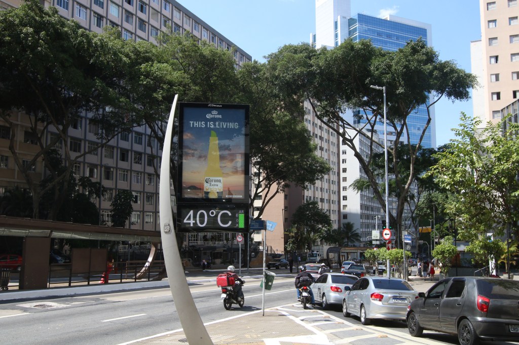 Termômetro marcando 40ºC em relógio de São Paulo (SP).