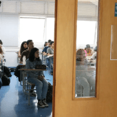 estudantes realizando prova em sala de aula