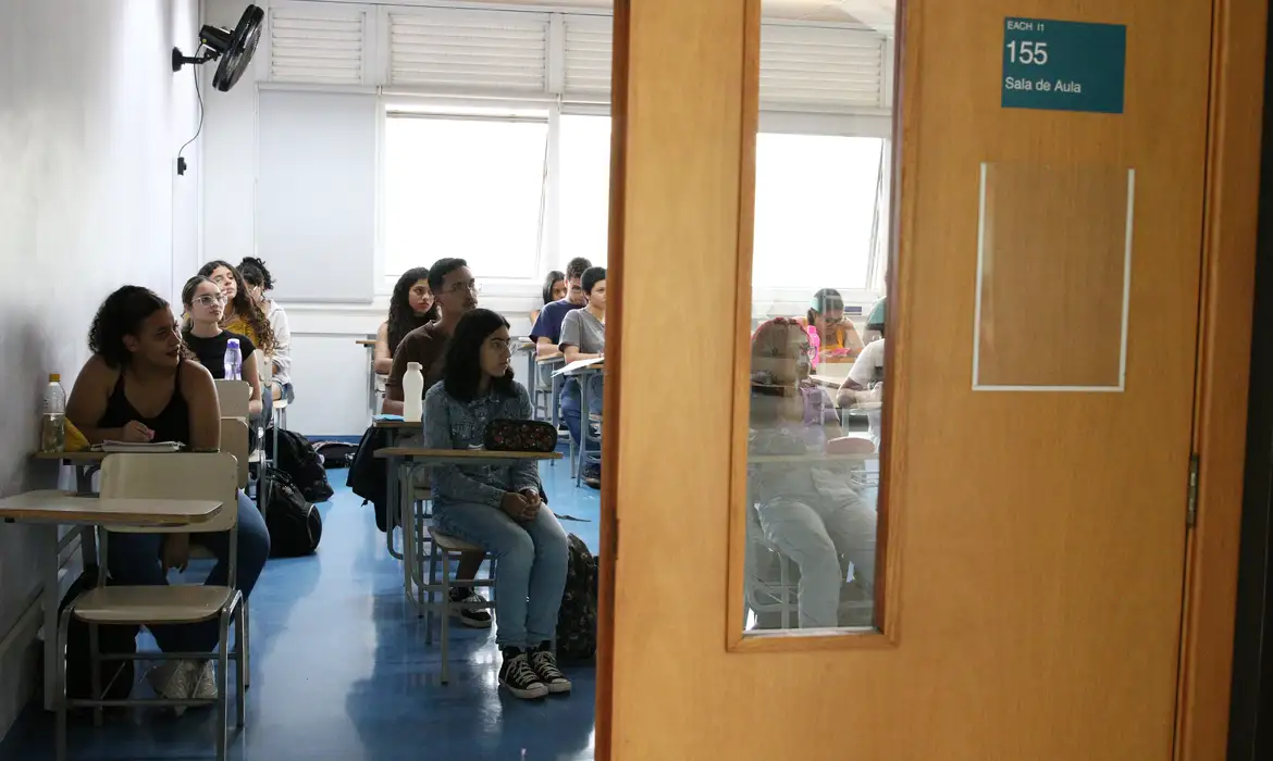 estudantes realizando prova em sala de aula