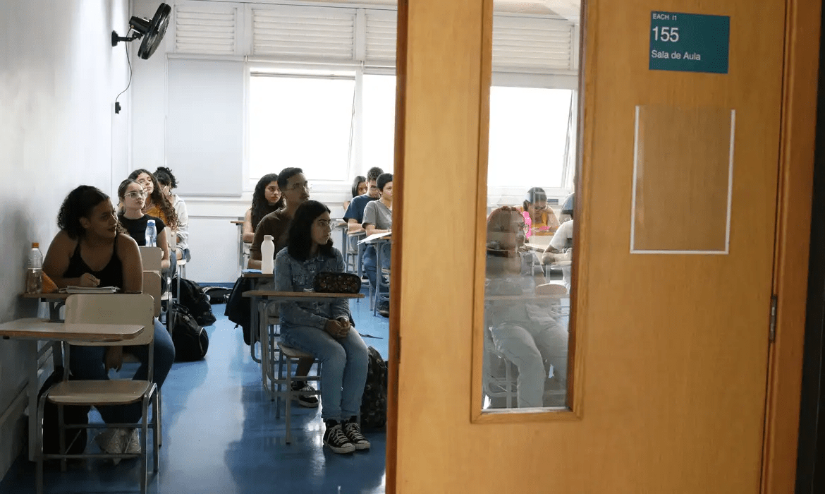 estudantes realizando prova em sala de aula