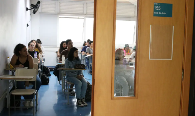 estudantes-prova-vestibular-sala-de-aula (1) estudantes realizando prova em sala de aula
