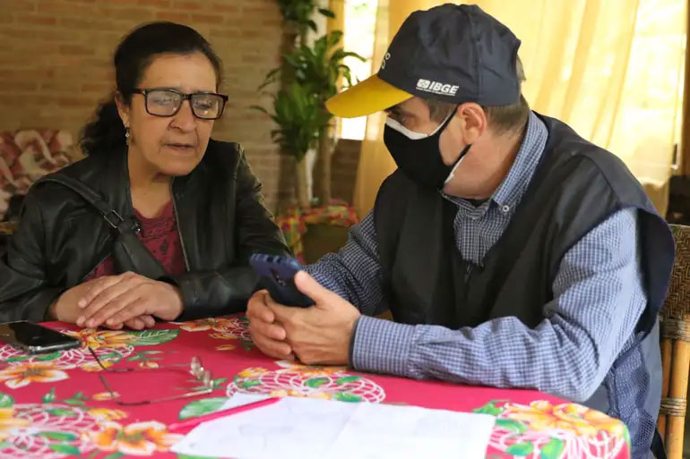 Censo-2022-recenceamento Recenseador do IBGE entrevista moradora da comunidade quilombola de Pedra Bonita, no Rio de Janeiro, em 6 de outubro de 2022