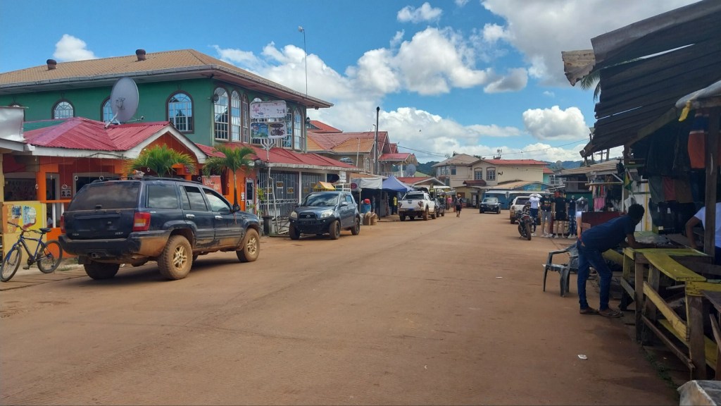 área central de Mahdia Town, na Guiana