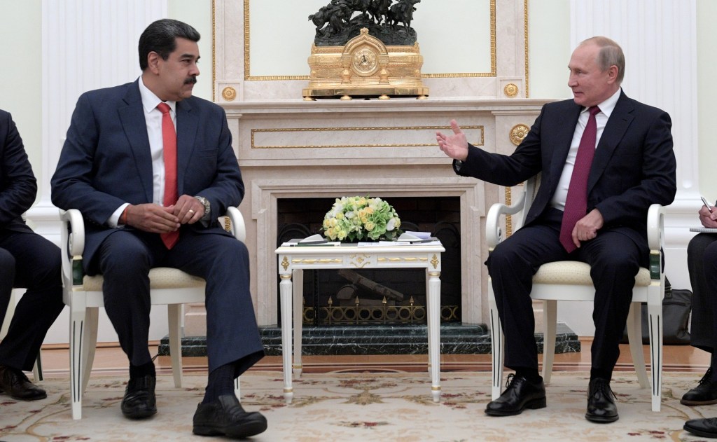 O presidente Nicolás Maduro em conversa com Vladimir Putin