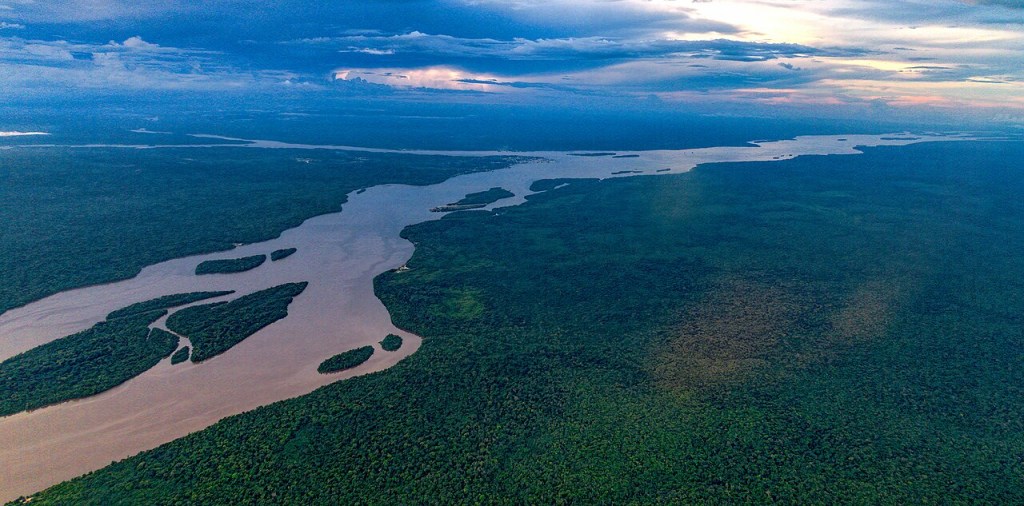 O rio Essequibo corta toda a Guiana