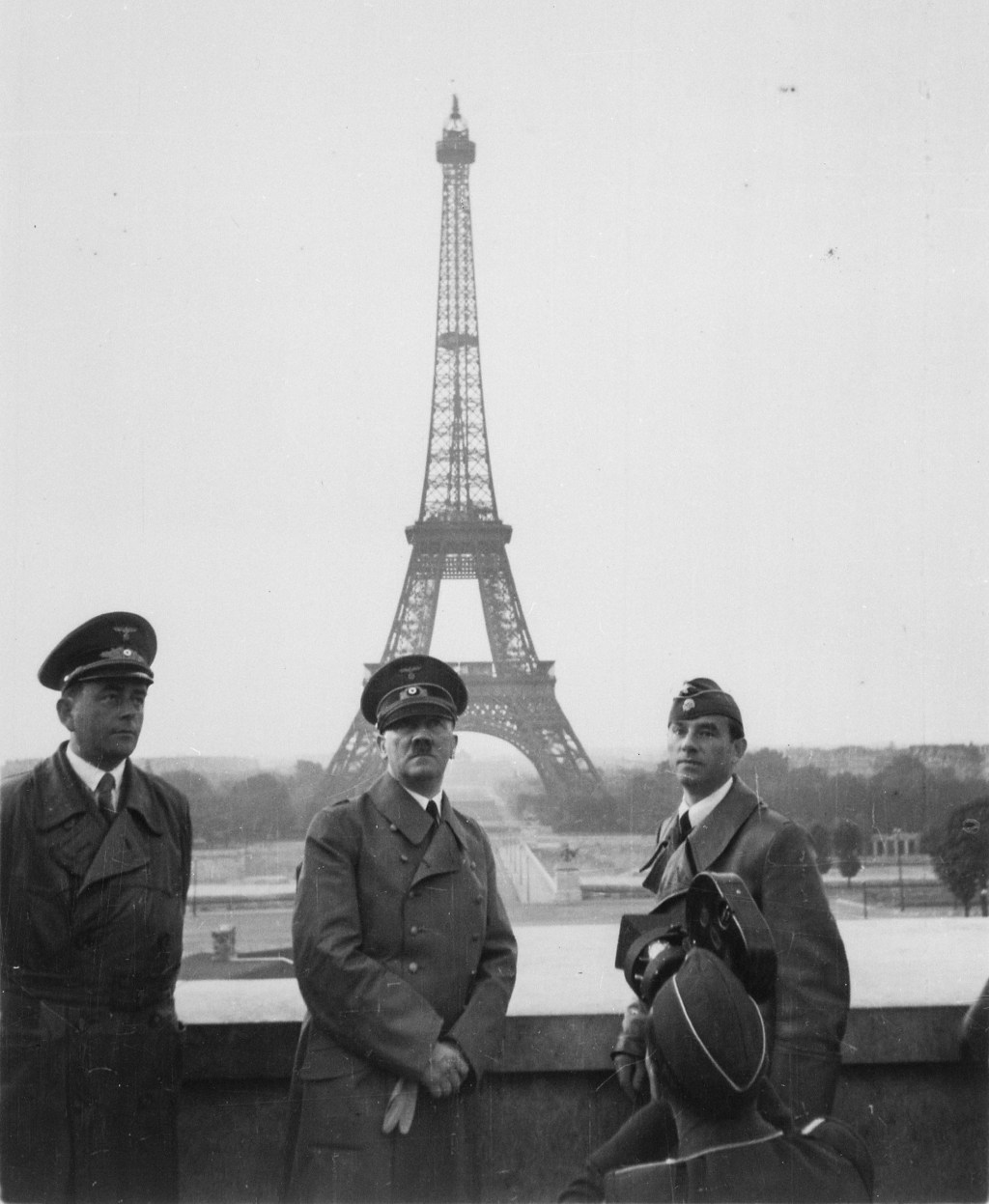 Os nazistas ocupam Paris: Hitler posa em frente à torre Eiffel, ao lado do arquiteto Albert Speer (à esq.) e e do escultor Arno Breker, em junho de 1940
