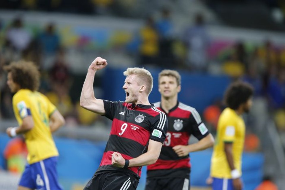 jogadores alemães e brasileiros em jogo de 2014
