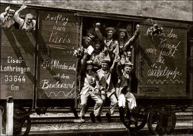 soldados alemães dentro de um vagão de trem no início da guerra