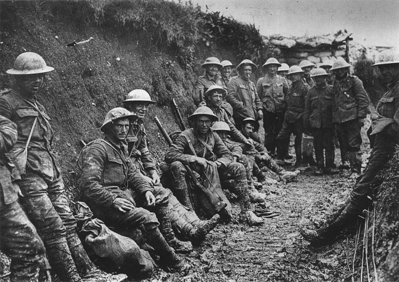 Soldados ingleses em uma trincheira