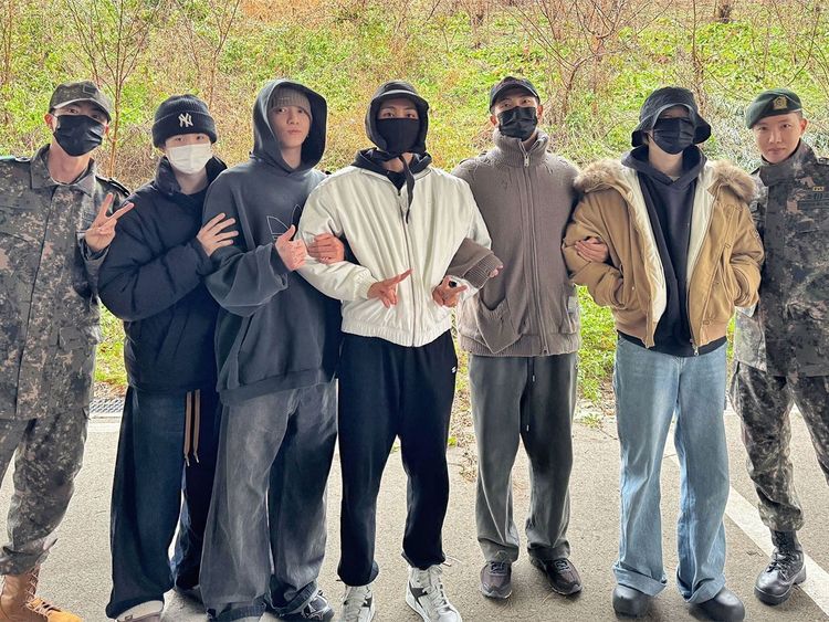 Os integrantes do grupo de K-pop BTS, da esquerda para a direita: Jin, Suga, Jungkook, V, RM, Jimin e J-Hope