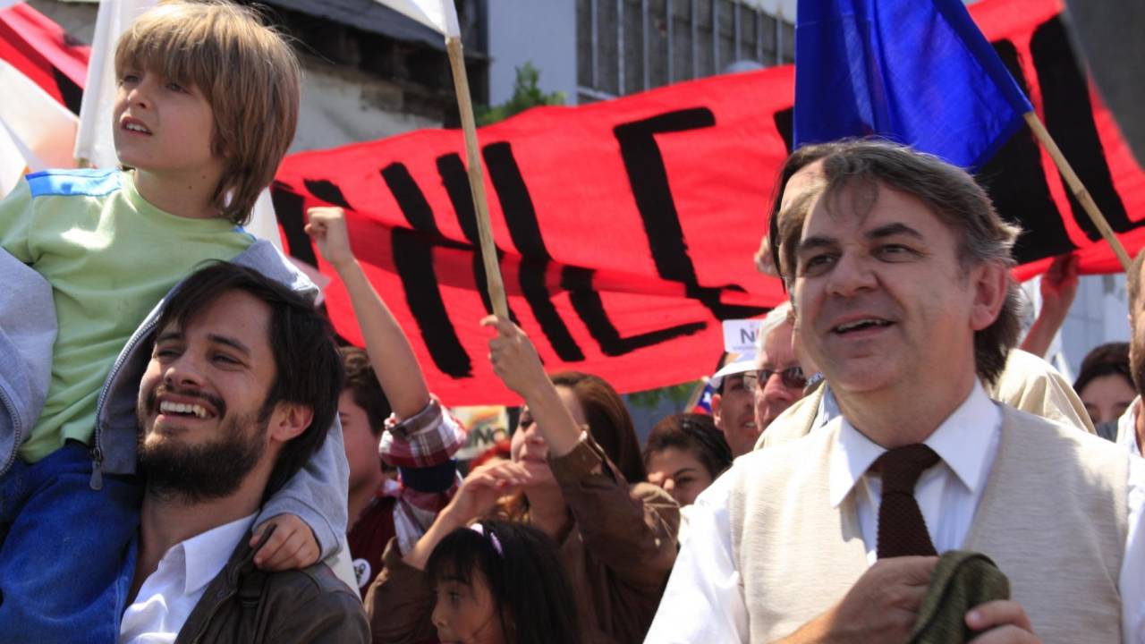 Gael García Bernal em cena no filme No, que aborda um dos momentos decisivos do período final da ditadura de Pinochet