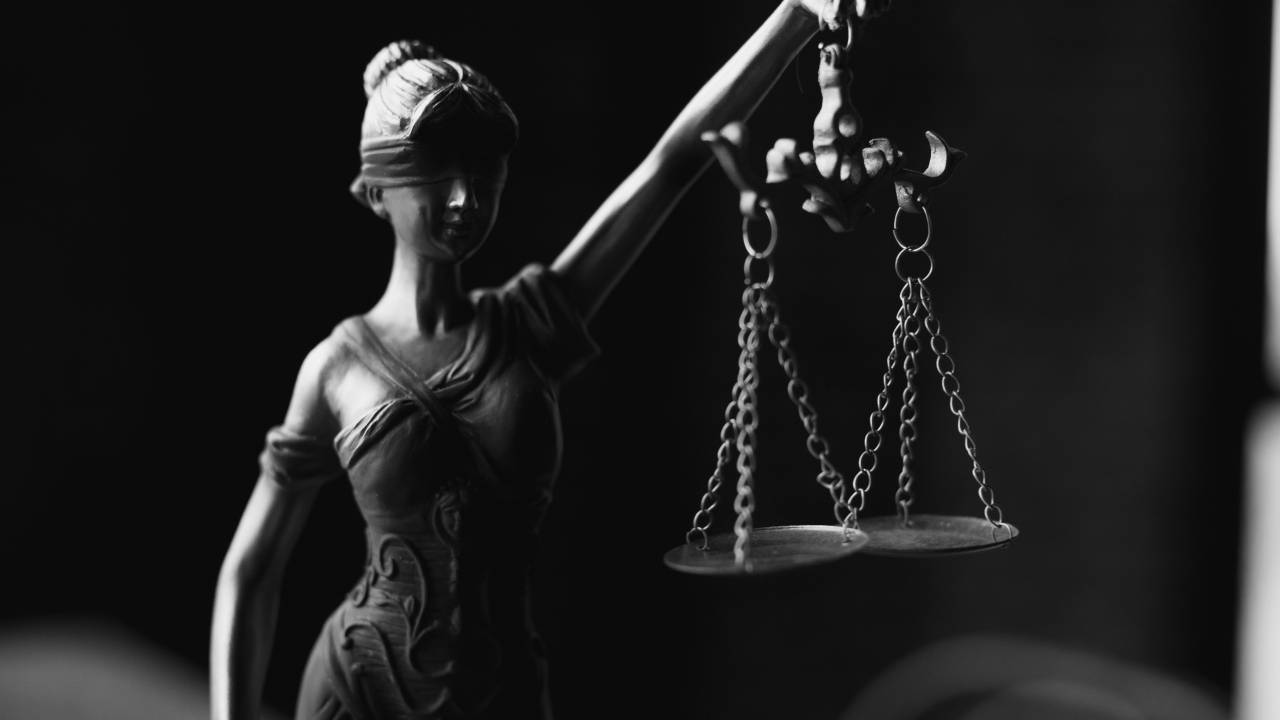 estátua da justiça direito notas de corte 2023