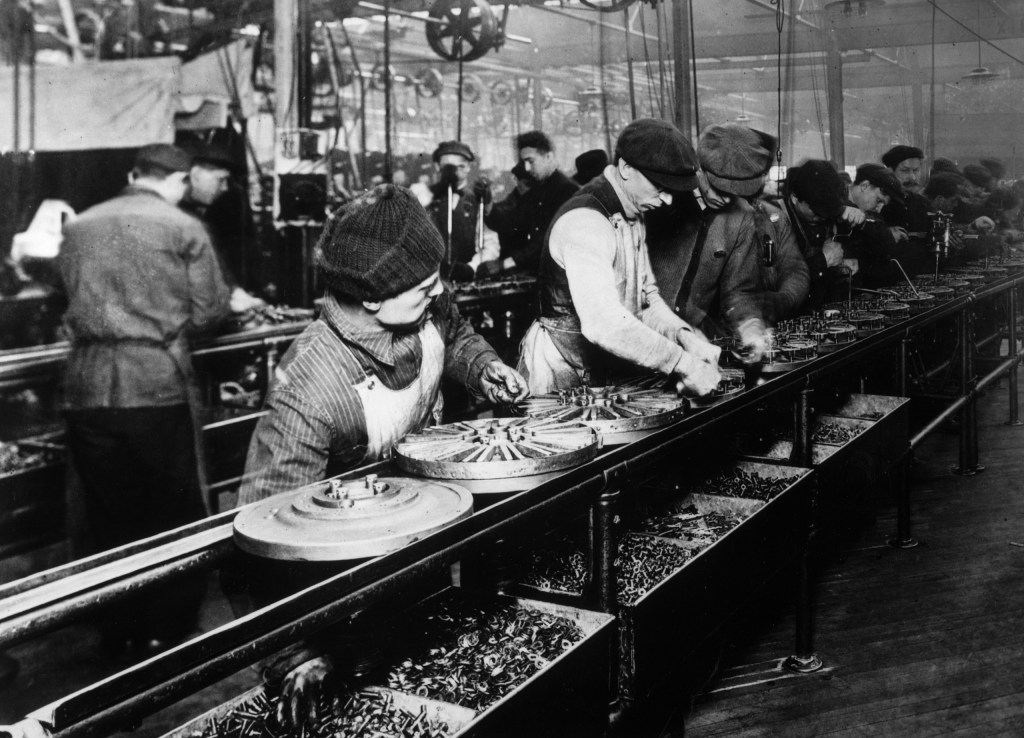 Operários em fábrica da Ford no início do século 20.