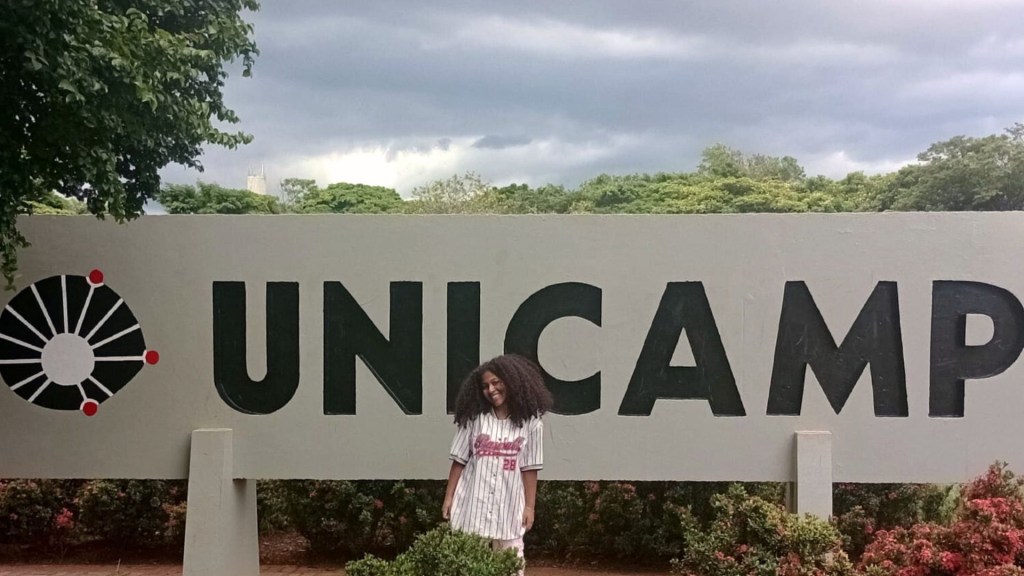 Angélica em frente ao totem da Unicamp