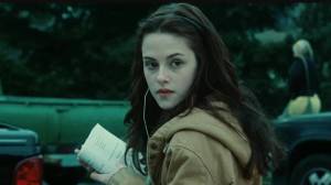 bella bella swan de crepusculo lendo no estacionamento da escola